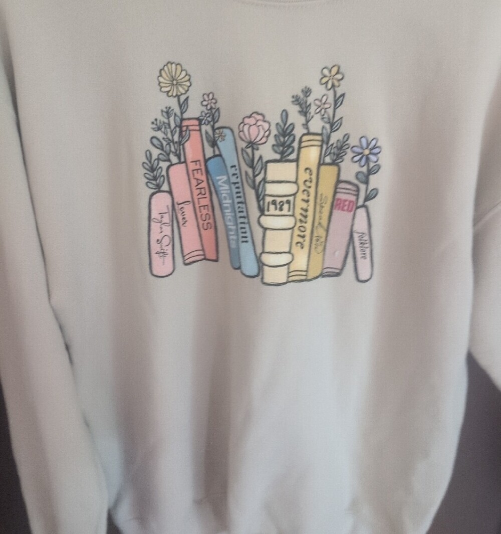 Gildan Taylor Swift Light Beige Crewneck Sweatshirt Pastel Book & Floral Graphic - Picture 3 of 5